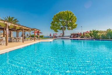 Comer Kinetta Beach****